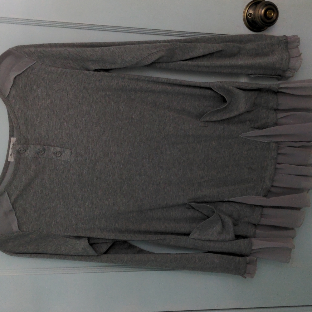 Mystree Sz M Gray Top with Sheer Gray detailing in the back and the bottom